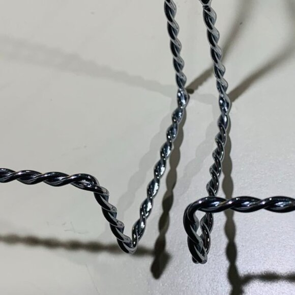 New Decorative Set 4 Silver Plate Stand Holder Twisted Metal Display Easels 6" - Picture 4 of 4